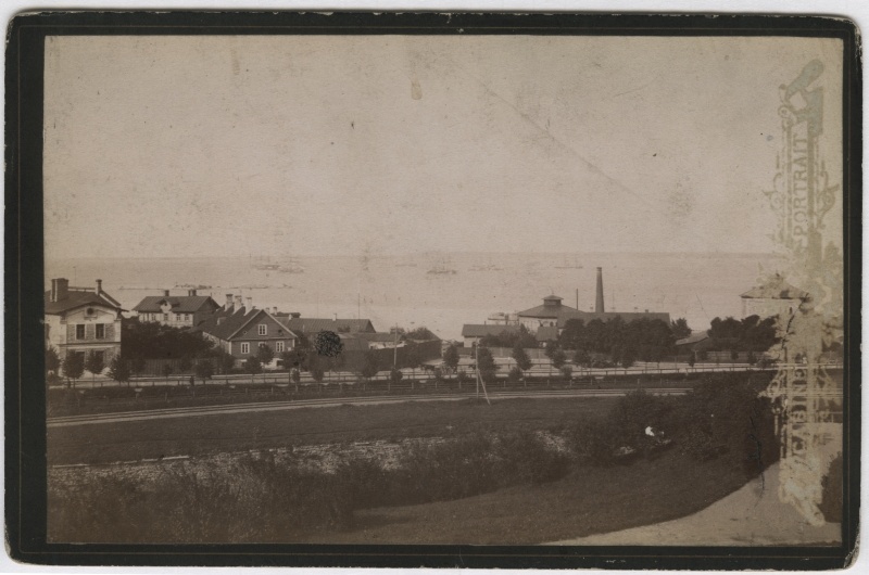View of the beach and bay from the beach gate mountain, across the sea pst. On the front of the railway, right in the middle of the gas factory, on the back of the bay ships.