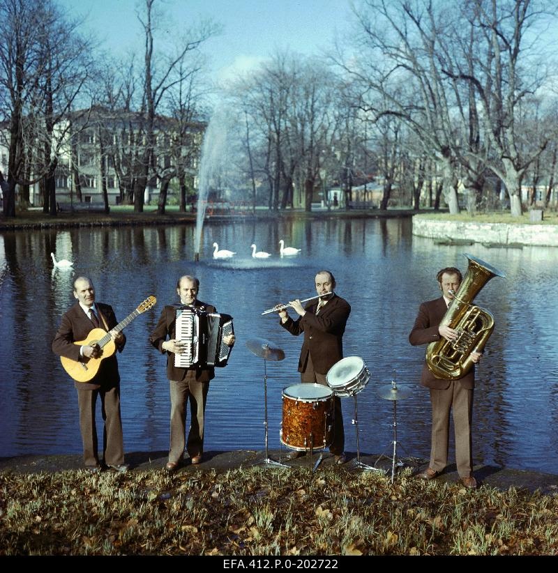 Brother Tammanni trio and Emil Laansoo on the side of Kadrioru.