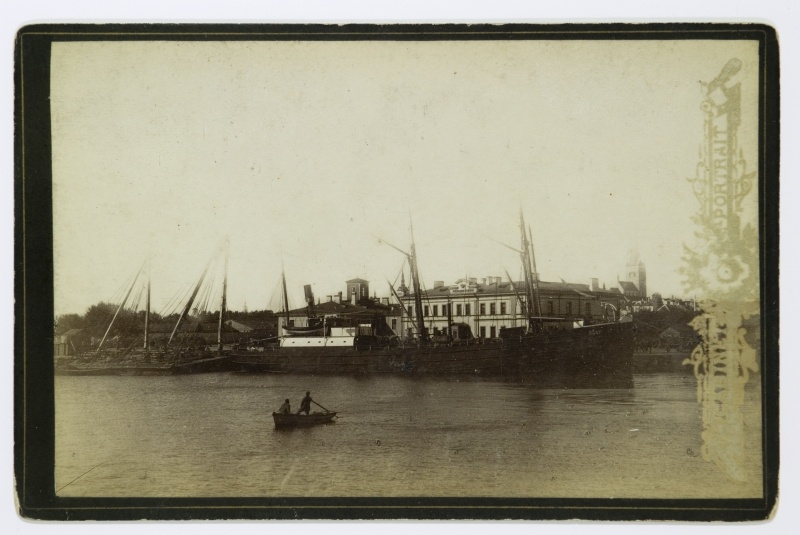The port of Tallinn. View from western-muuli to the government building of the port of the pool.