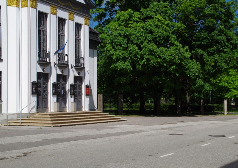 German occupation in Estonia. The starting point of the Maabusside and the queue of ticketmakers in front of the cinema "Viktoria Lichtspiele" on the Garden Street. rephoto