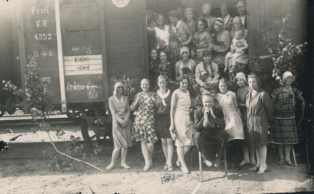 Foto. Võrumaa Haanja Laulu- ja Mänguselts "Helin" segakoor teel  II Tartusse  üldlaulupeole Petseri raudteejaamas 27.juunil 1930.a.