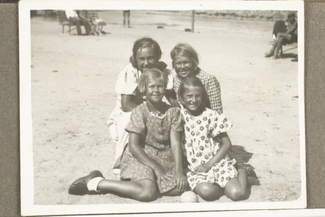 4 tüdrukut Narva-Jõesuu rannas