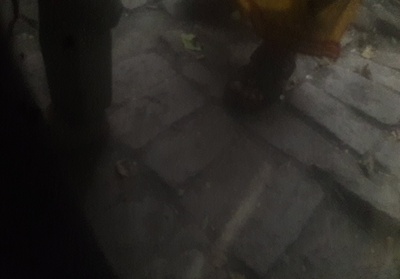 Näkymä Kirkkokadulta koilliseen päin. Kadun vasemmalla puolella tiilirakennus (Kirkkokatu 7), jonka seinässä teksti "Walokuvaamo". Rakennuksessa on toiminut  A. Sihvosen valokuvaamo. Taustalla näkyy Piispanlinna. talvi 1900-luku–1920-luku. View northeast from Kirkkokatu rephoto