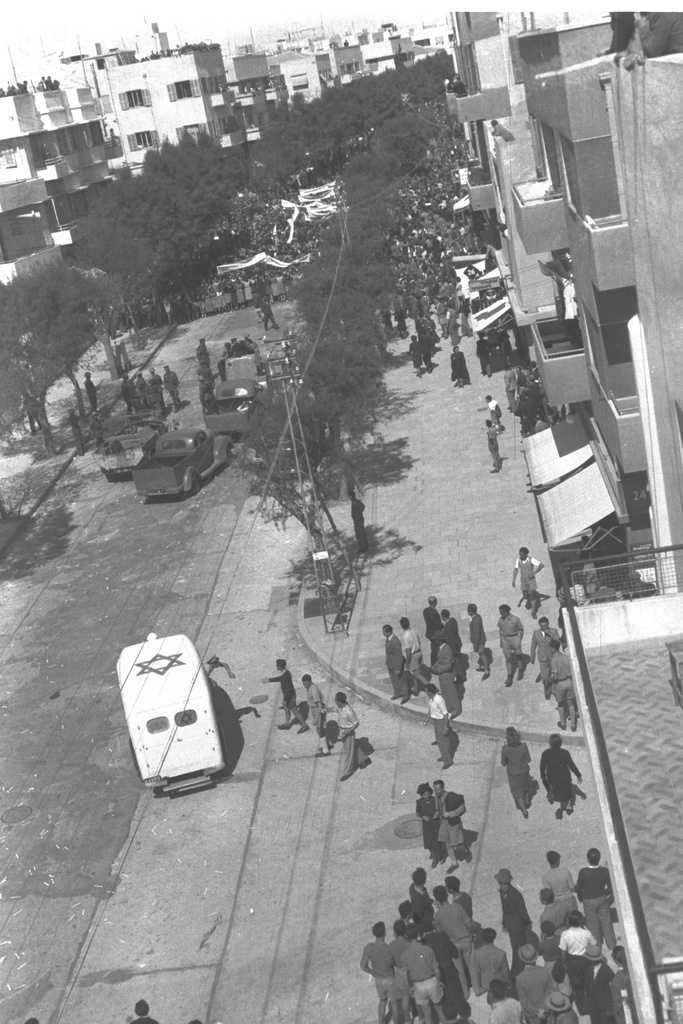 ALLENBY STREET IN TEL AVIV, DURING A PROTEST RALLY AGAINST THE BRITISH "WHITE PAPER" POLICY. רחוב אלנבי בתל אביב, בעת עצרת מחאה נגד מדניות "הספר הלבן"D21-050
