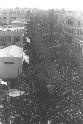 MASSES STREAMING THROUGH ALLENBY STREET DURING THE "ADLOYADA" PURIM PARADE IN TEL AVIV. פורים בתל אביב. בצילום, תהלוכת העדלאידע עוברת ברחוב אלנבי.D46-103  duplicate photo