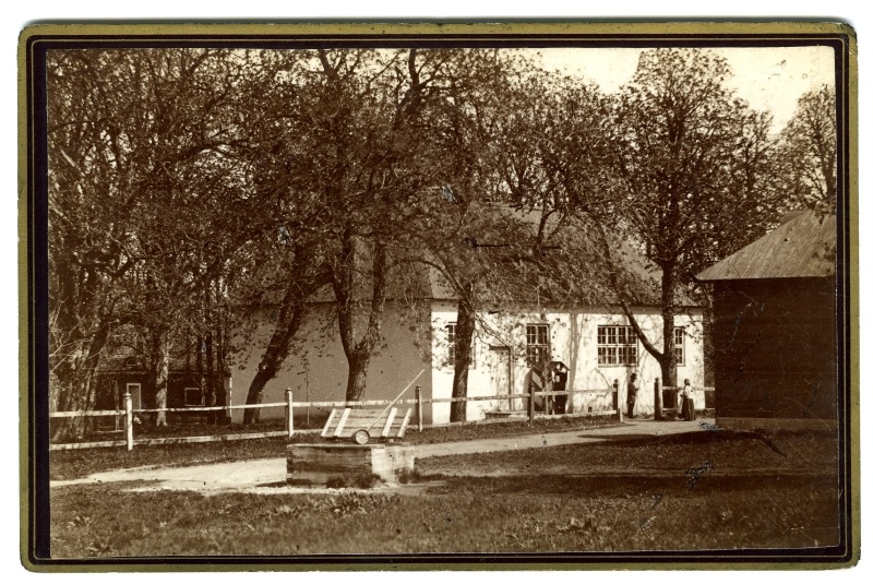 Peter's house in Kadriorus, see façades and side of the park. At the forefront of the cemetery.