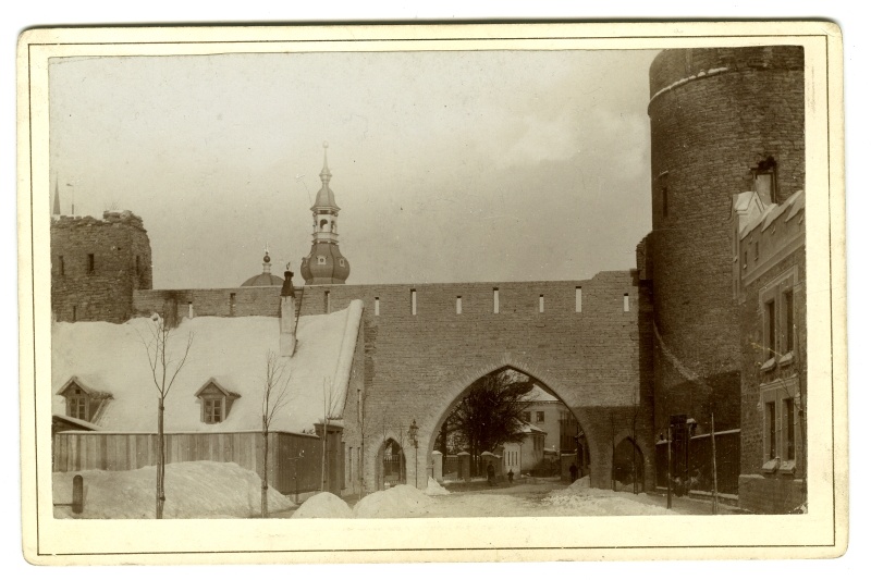 The gates of the monastery in the city wall, on the left Sauna tower; view by Nunna Street.