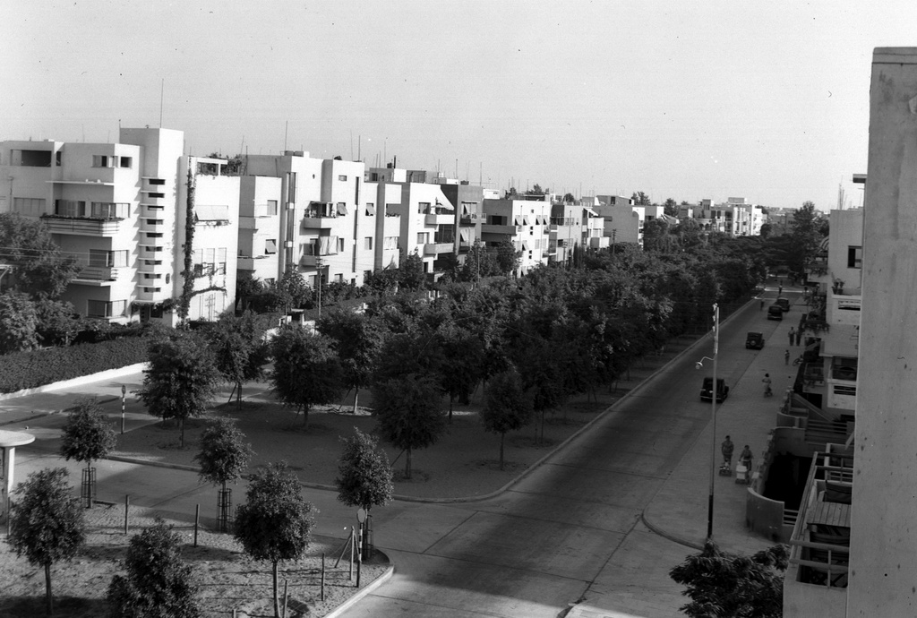 ROTHSCHILD BLVD. IN TEL AVIV. שדרות רוטשילד בתל אביב.D403-035