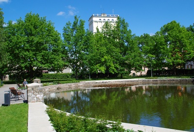Tiiginurk Theatre "Vanemuise" in the park next to a small house, in the back of Tiigi Street new houses rephoto