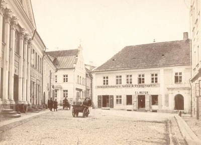 Jaani (University ) street (the section behind the building and the corner of Lossi and Jaani t). Tartu, 1880-1900. Photo by Carl Schulz.

On the left "Central", right in front of Raekoja square 2 (tags Schnakenburg's Litho-Typographie; C. L. Meyer).  similar photo