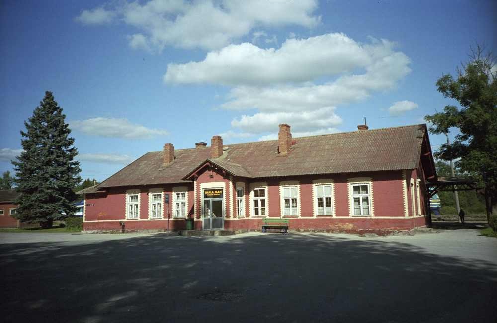 Rapla station building