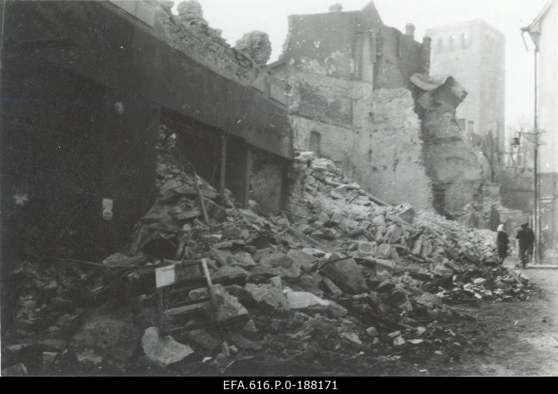 Ruins on the corner of Niguliste and Harju Street.