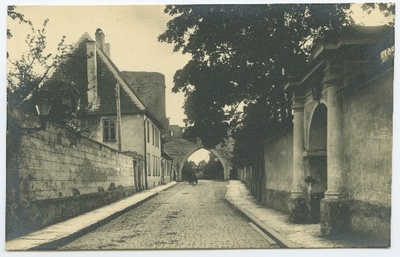 Tallinn, Kloostri tänav, taga "Kloostrivärav" Köstritorniga.  duplicate photo