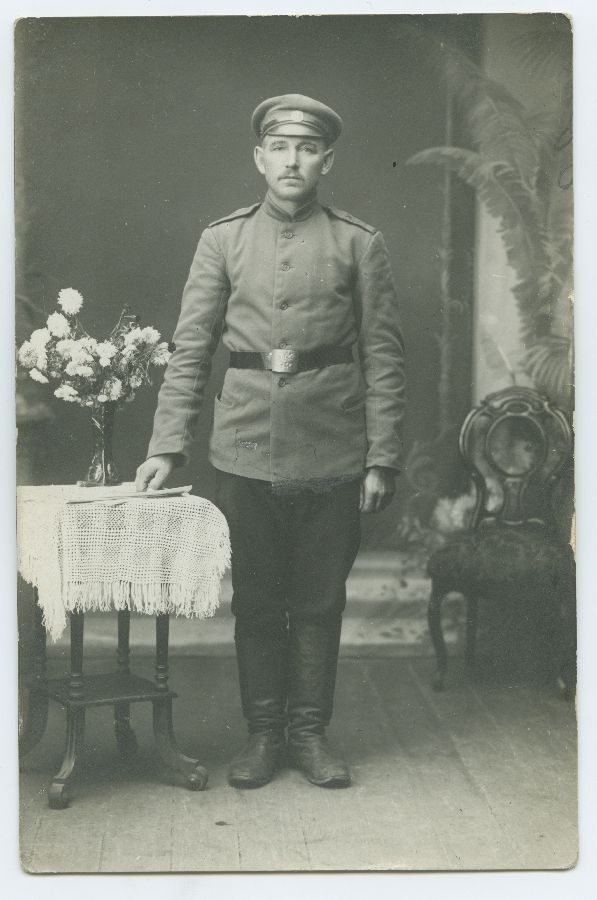 Täisportree tsaariarmee vormis sõdurist.