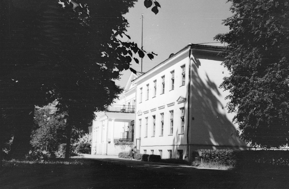 The main building of Räpina Manor, view on the front.