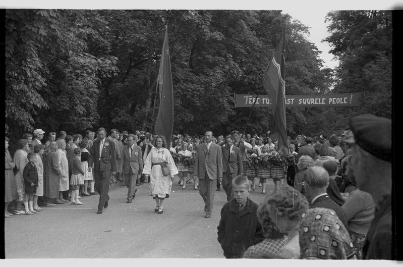 Viljandi koolinoorte kevadpeo rongkäik