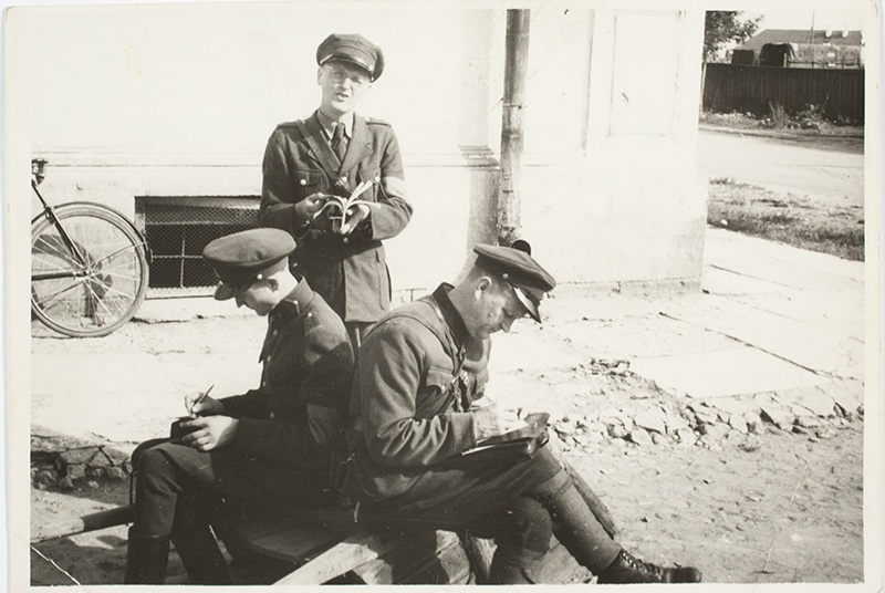 Vadja ekspeditsioon: viimaste kirjade kirjutamine Narva postkontori ees, 18. VIII 42