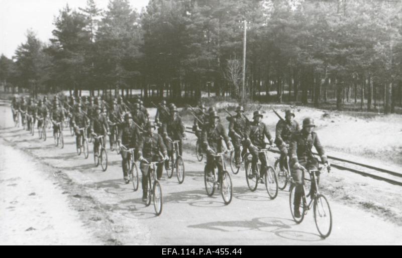 Military bikes on the journey to Tondi-Rahumäe.