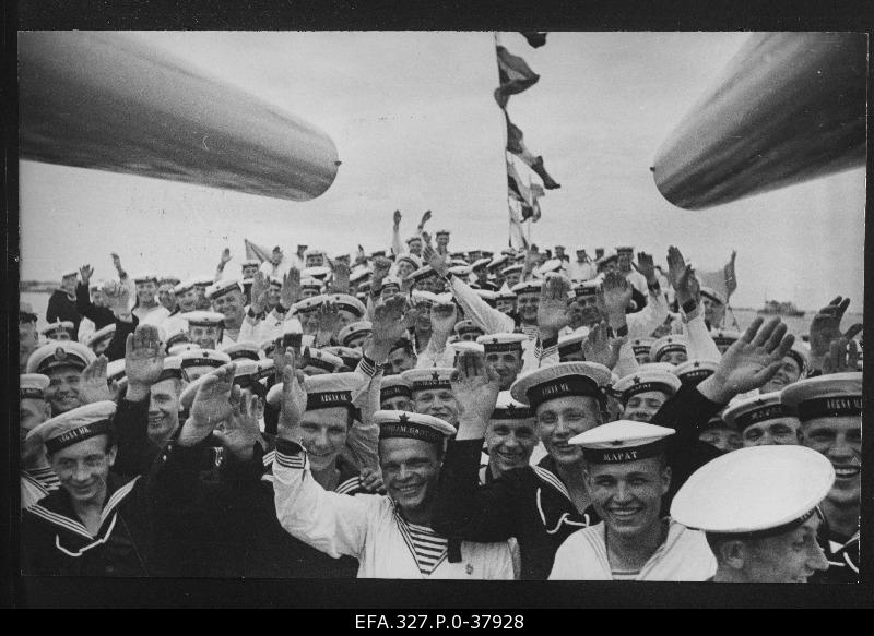 Meeting of Estonian and Russian Madrs in the port of Tallinn on the day of the Soviet military fleet.