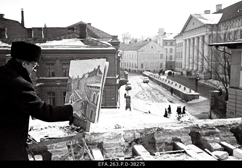 Artist Kalju Nagel is painting the main building of the TRÜ.