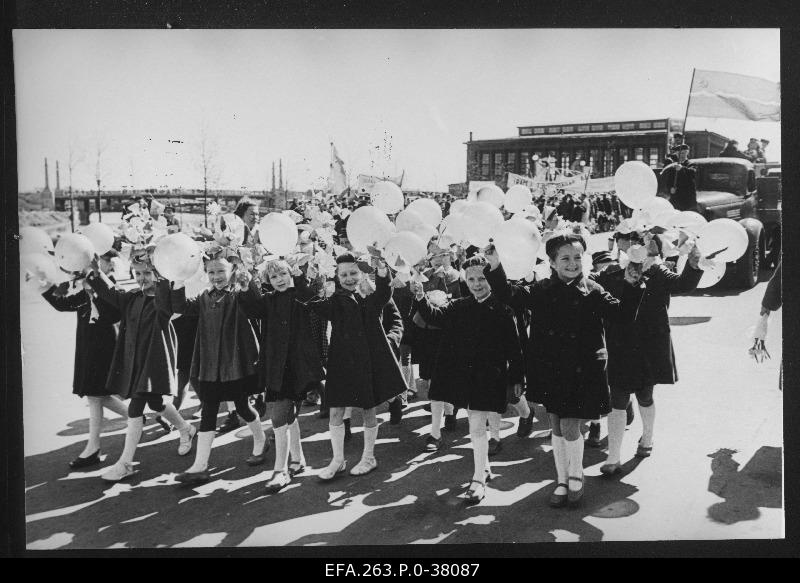 Tartu School Students at the 1st May demonstration.