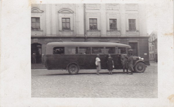 Buss on platsil