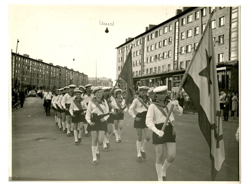 Laste sõjamängu "Põuavälk" paraadil Puškini tänaval