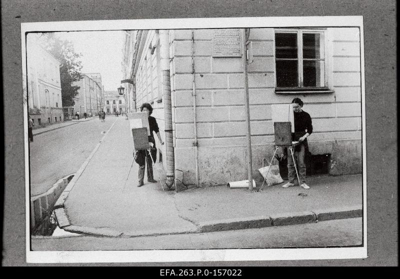 Young artists on the streets of Tartu painting.