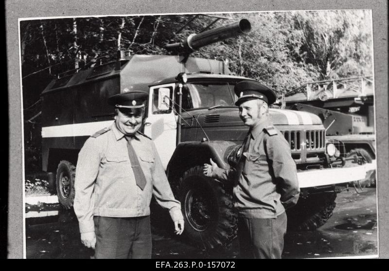 Senior driver of Tartu Firearms Unit Jüri Kudo and Jaan Kardma. In the background of the fire-fighting technology from the Soviet Ukraine, the car was furnished according to the last word.