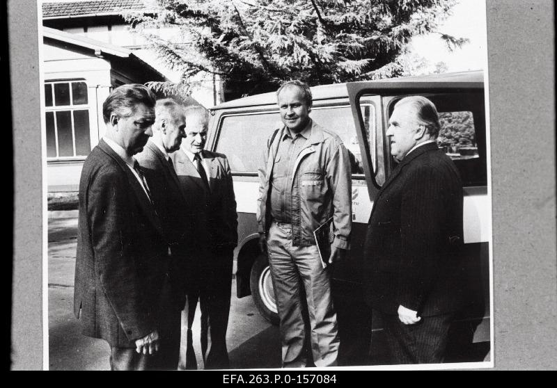 Delegation from the Czechoslovakia SV Brno Institute of Veterinary Medicine visited the staff of the Estonian Institute of Animal Education and Veterinary Research. From the left: Endl Aaver, Head of Virology Laboratory of the Animal Institute, Jüri Kumar, Head of the Veterinary Department, Evzen Jurak, Director of the Brno Institute of Veterinary Medicine, and Jan Štepanek, Head of the Infectious Diseases Department of the same institution and academician Elmar Valdmann.