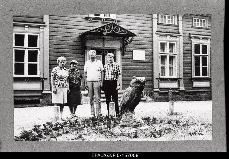 The descendants of the natural scientist Karl Ernst von Baer live in the German DV in front of his house museum. Left: Rita Liebold (Heinrich sister), Mariette von Lingen, Heinrich von Lingen and Jörg von Lingen.