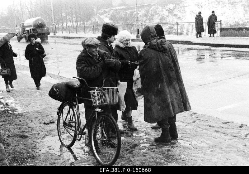 Document checking on the bridge of friendship between Narva and Ivangorod.