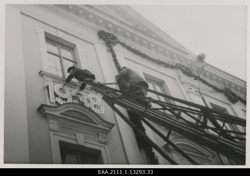 Preparations for the 20th anniversary of the Republic of Estonia in Tartu, decoration of the house