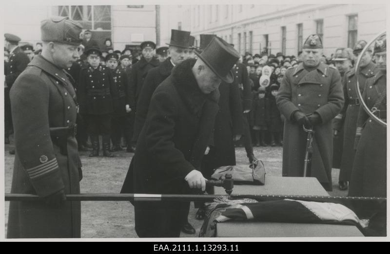 Celebration of the 20th anniversary of the Republic of Estonia in Tartu, Mayor Aleksander Tõnisson, nailing the flag of the 3rd Malevics of the Estonian Defence League