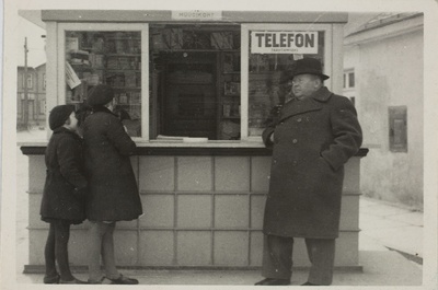 Johannes Leppman-Leppmaa oma ajalehekioski juures 1930.-35. aastal. Tallinn, Tartu maantee 50.  duplicate photo