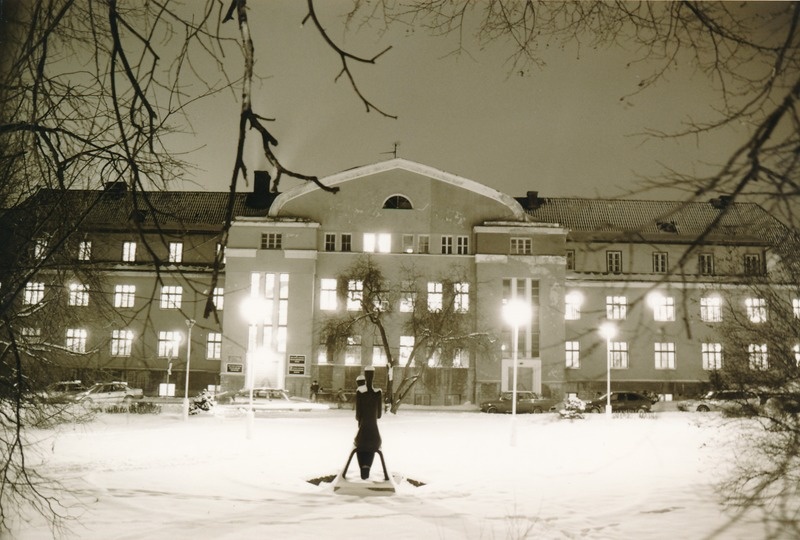 Endine lastepolikliinik (Oru 1), ees E. Taniloo skulptuur "Ema lapsega". Tartu, 1998.