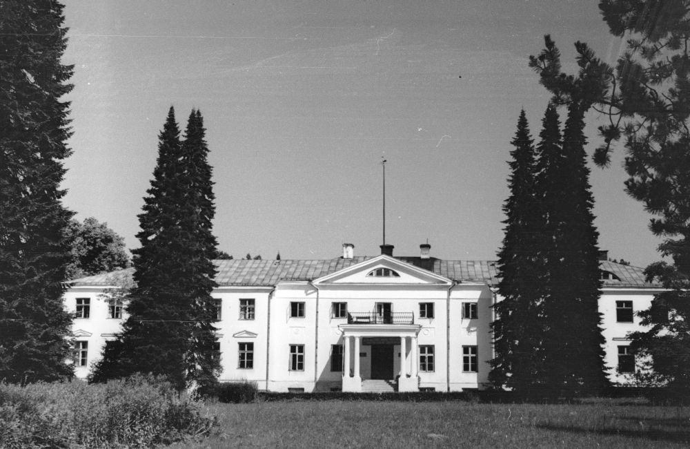 Main building of Räpina Manor, front view.