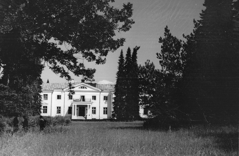 Main building of Räpina Manor, front view.