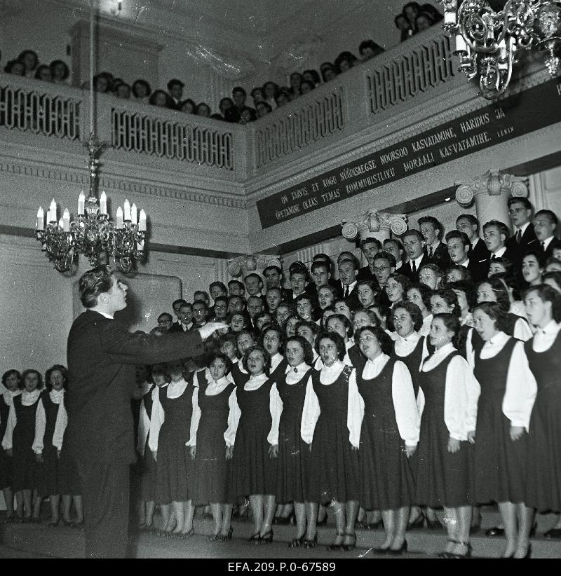 The mixed choir of Tartu State University g. Ernesaksa sings at the autumn of Tartu State University at the 50th birthday evening.
