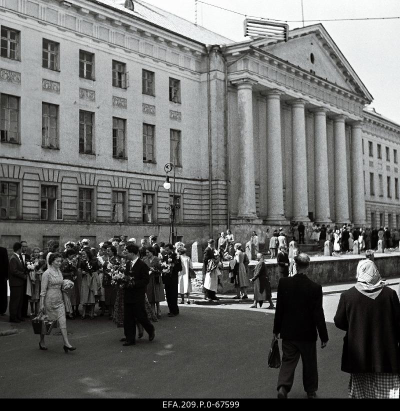 Graduates of the Tartu State University in 1959 in front of the main building.