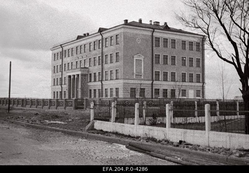 New secondary school building in Narva.