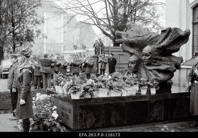 Opening of the monument of former Tartu schoolchildren, Russian Civil War Force Heads August Korg and Alexander Kuke on Riga Street.  duplicate photo