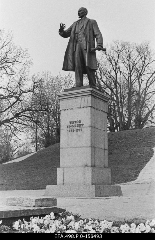 V. Kingissepa monument on Harjumägi.