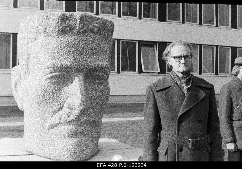At the opening of the commemorative stone of the revolutionary movement Mihkel Aitsam, the sculptor Endel Taniloo stands next to the shape.