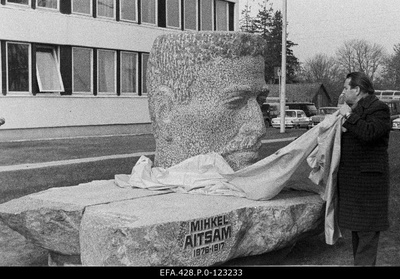 At the opening of the commemorative stone of the revolutionary movement, Mihkel Aitsam, the first secretary of the ECB Rapla Regional Committee, Endel Asser, removes the cover from the sculpture.  similar photo