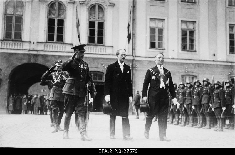 The Ambassador of the Republic of Latvia, Zarinš, together with the Chief of Protocol Dr. Lepiku, leaves the Toompea Castle after giving the authority to the Chief of State of the Republic of Estonia, o. Strandman.