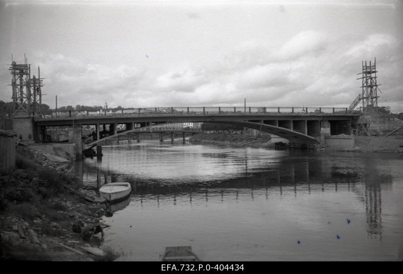 Construction of the Tartu Winning Bridge, behind the wooden bridge.