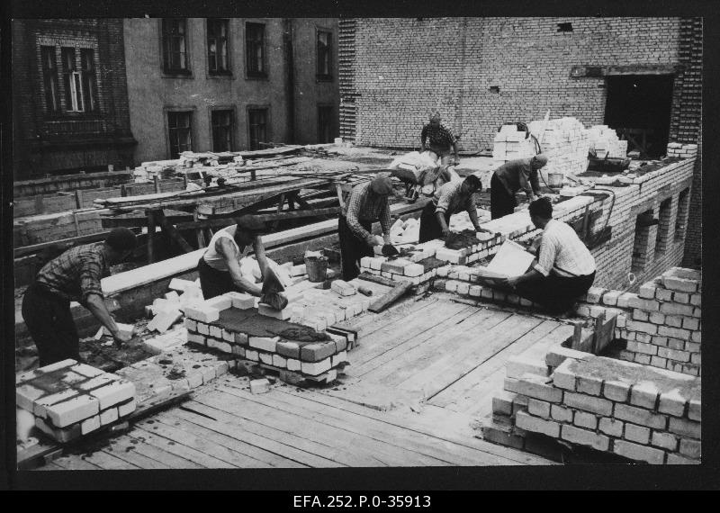The construction brigade is located on the wall of the last floor at the Red Star.