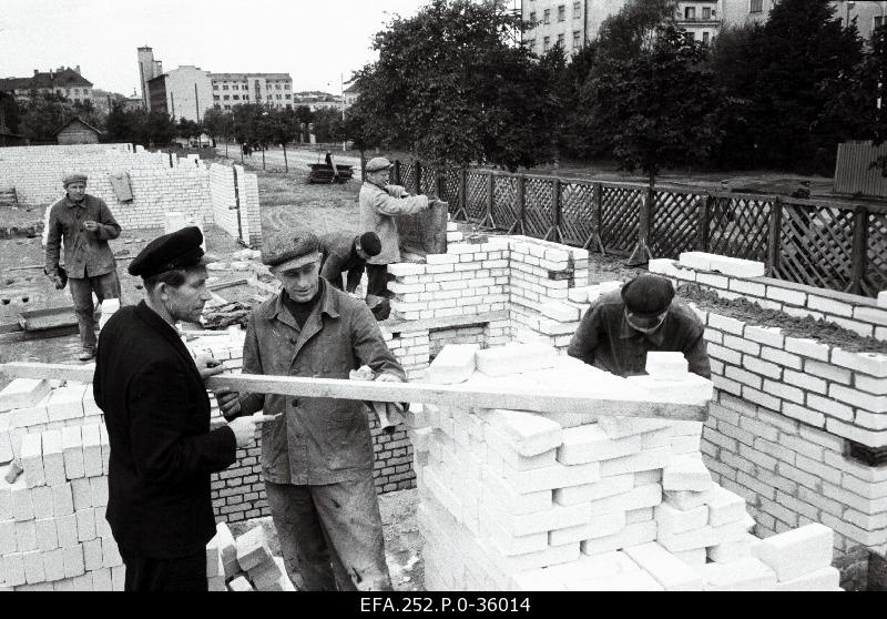 Construction of experimental buildings on Lomonossov Street, in the forefront of wall work instructor e. Kanits (left) and brigadir h. Vaab.