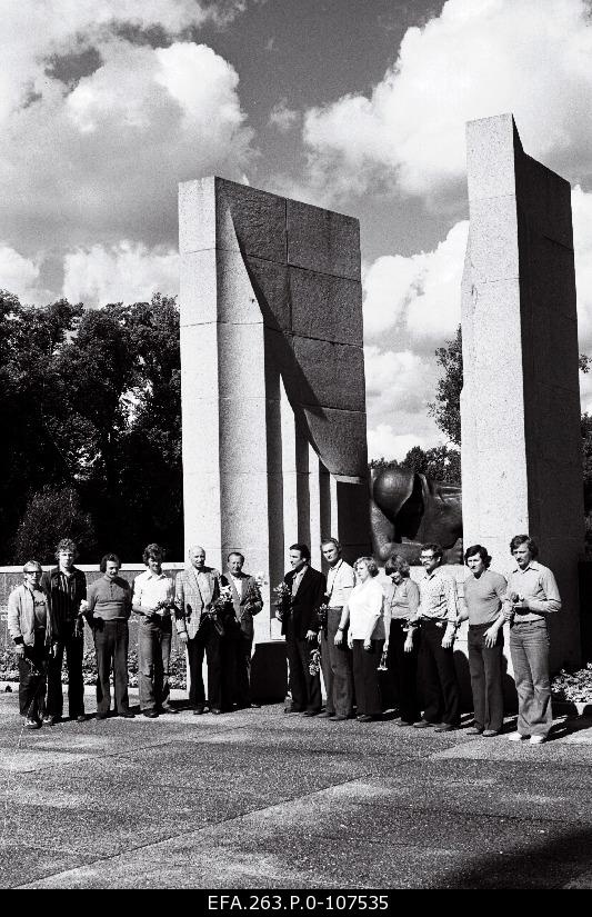 Participants from the star drive organised in the name of the 34th anniversary of Tartu release before starting the road in the Raadi Park at the memorial lobby.